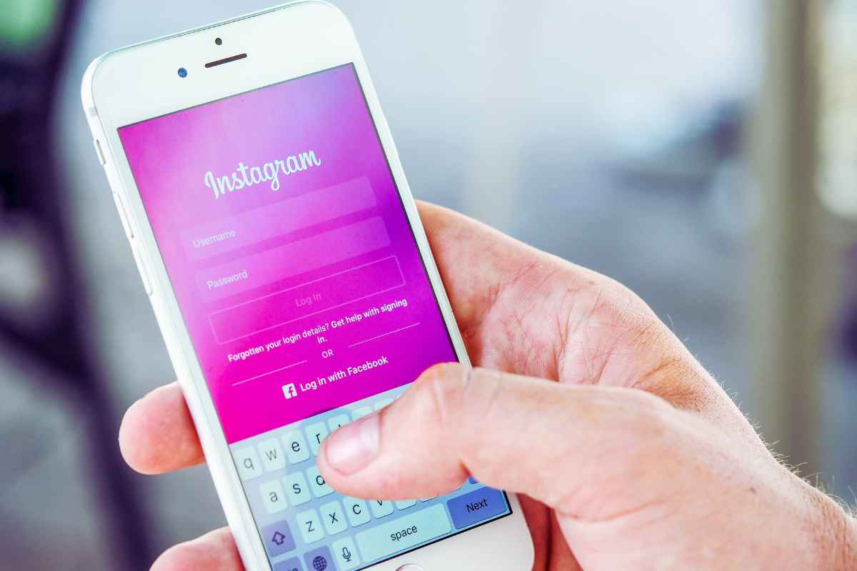 Instagram, scatta il blocco per gli utent