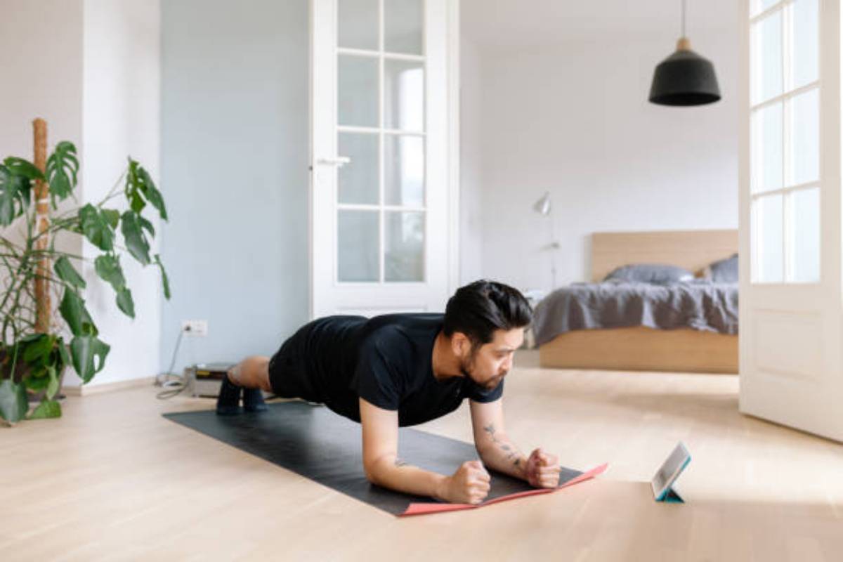 uomo che fa ginnastica in casa