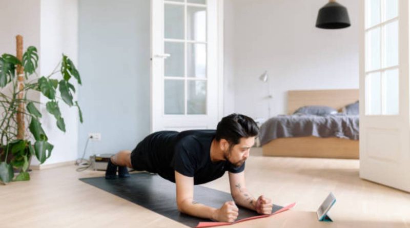 uomo che fa ginnastica in casa