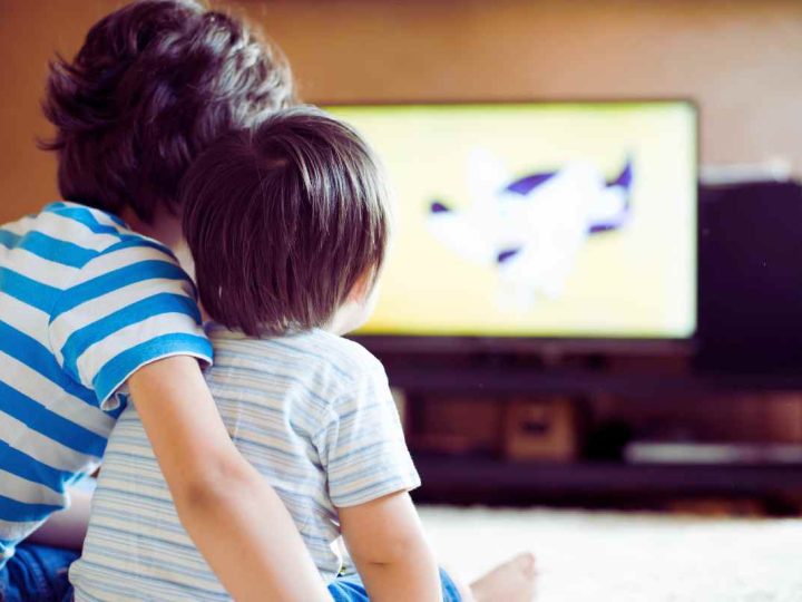 Smart Tv, fanno gli screenshot di quello che vedi: attenzione ai bambini, gli hacker sono in casa e non lo sai