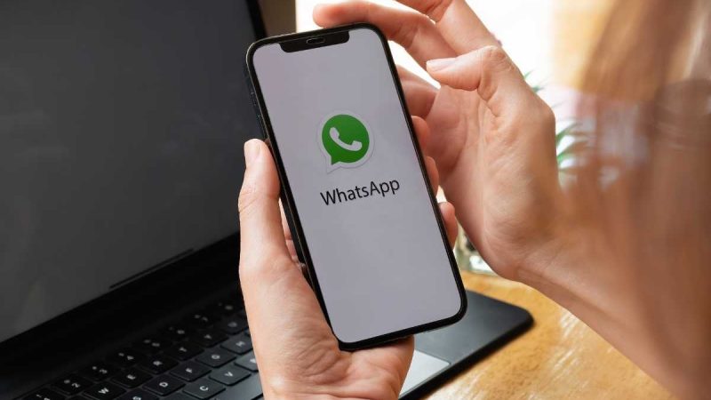 WhatsApp, si blocca lo schermo: perché succede e come risolvere